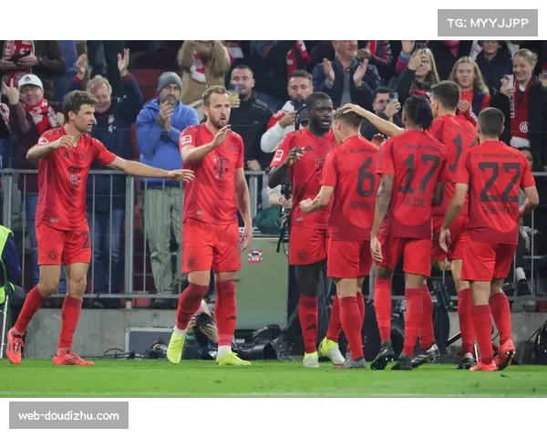 凯恩替补登场完成帽子戏法,拜仁5-0大胜斯图加特。 凯恩替补登场完成帽子戏法,拜仁5-0大胜斯图加特。