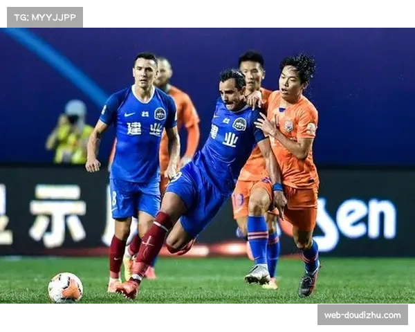 VAR技术普及背后的争议：公平性与比赛流畅度平衡