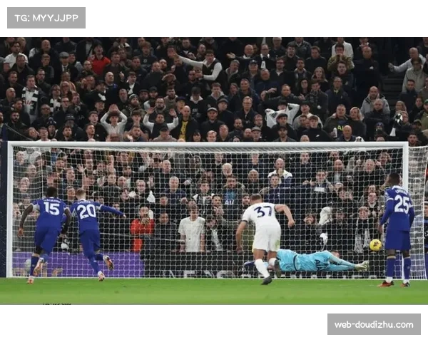 古斯托右路突破传中，恩佐机敏补射扳平比分