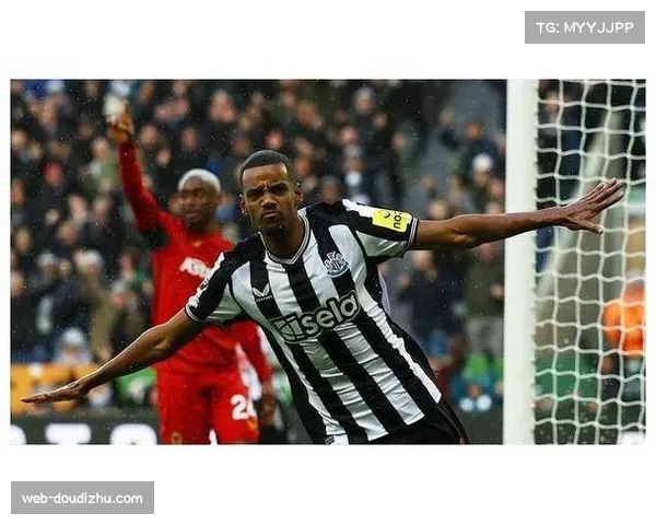 特写：进球被VAR判定无效后，狼队主帅加里·奥尼尔愤怒抗议染黄